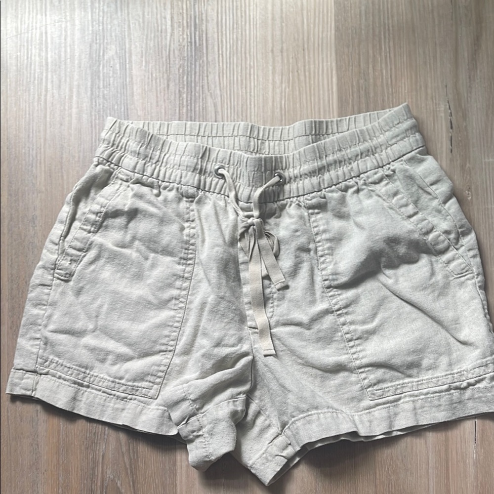 GAP Women's Light Gray Cargo Shorts